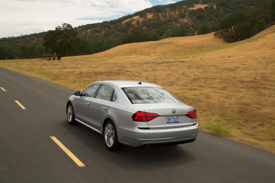  Volkswagen Passat TSI 2016 года  (фото 12 из 33)